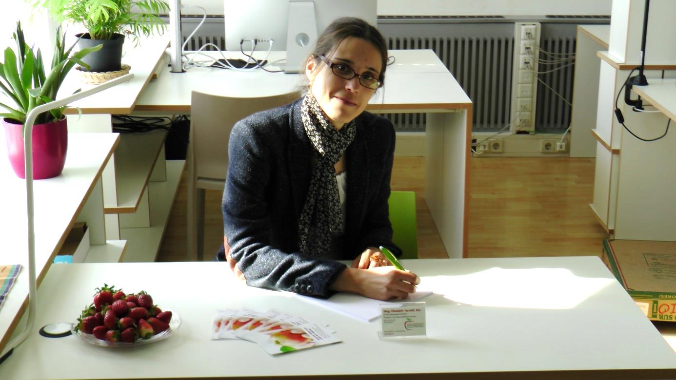 Mag. Elisabeth Terzieff am Schreibtisch